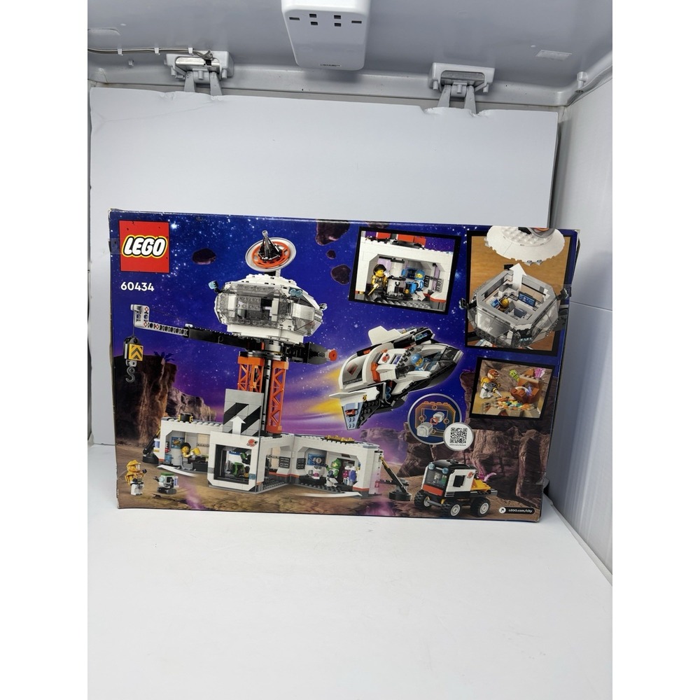LEGO 60434 City Space Base & Launchpad Astronaut Aliens BRAND NEW - Picture 8 of 10